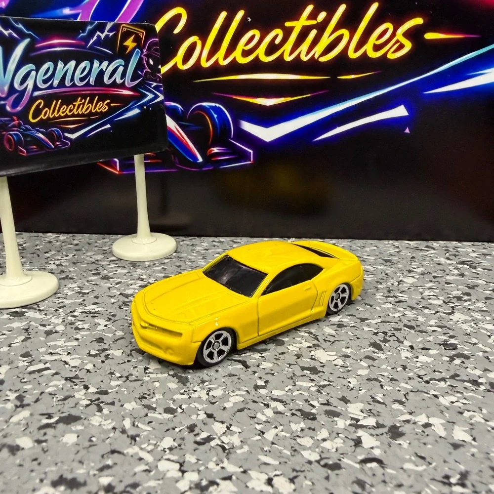 Maisto 2006 Chevrolet Camaro Concept Yellow Diecast Car 1/64 Scale Chevy Muscle